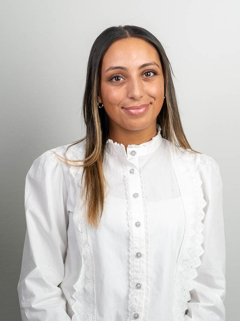 Portret van een praktijkmedewerker in een witte blouse