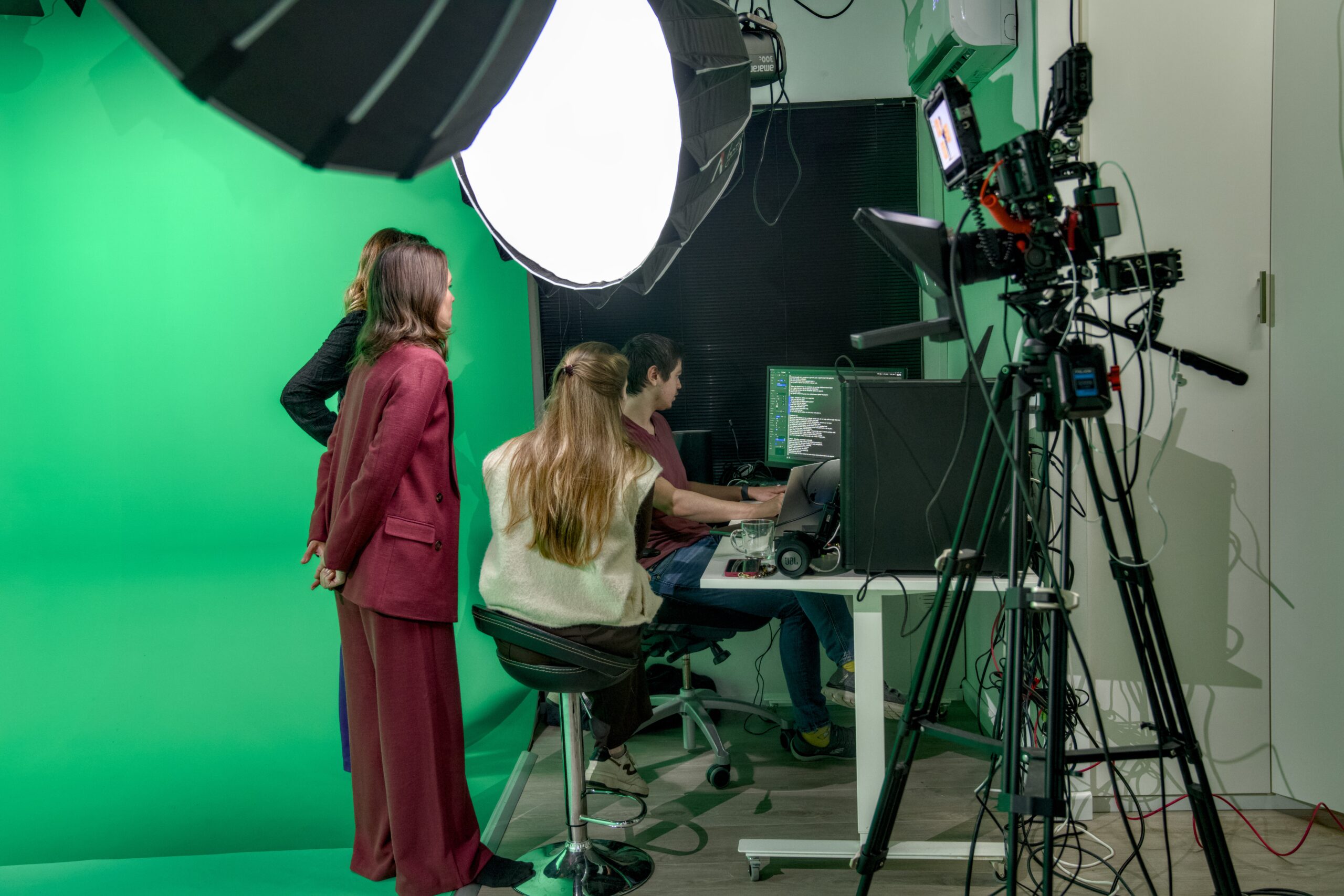 Opname in de Kaige-studio met greenscreen, camera’s, belichting en regie