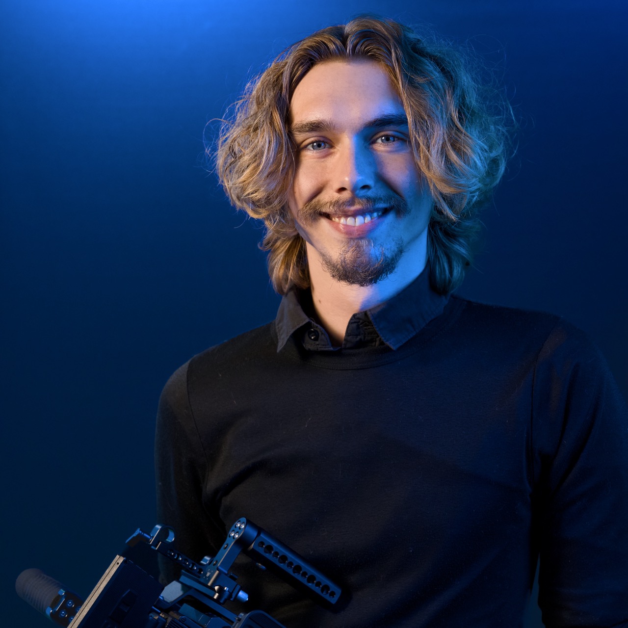 Portret van een Kaige-cameraman met blauwe studiobelichting