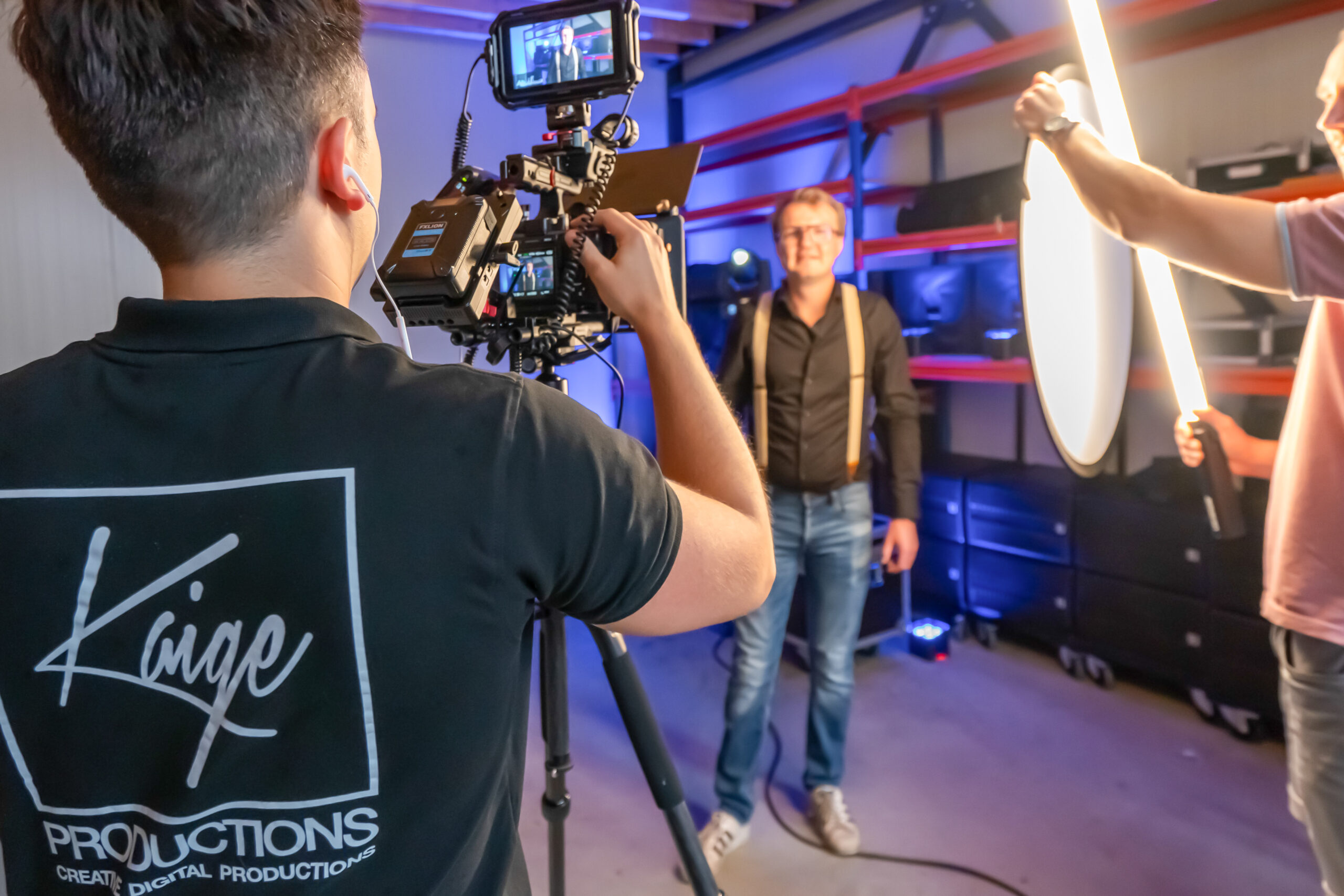 Kaige-filmcrew neemt een presentator op met camera en belichting