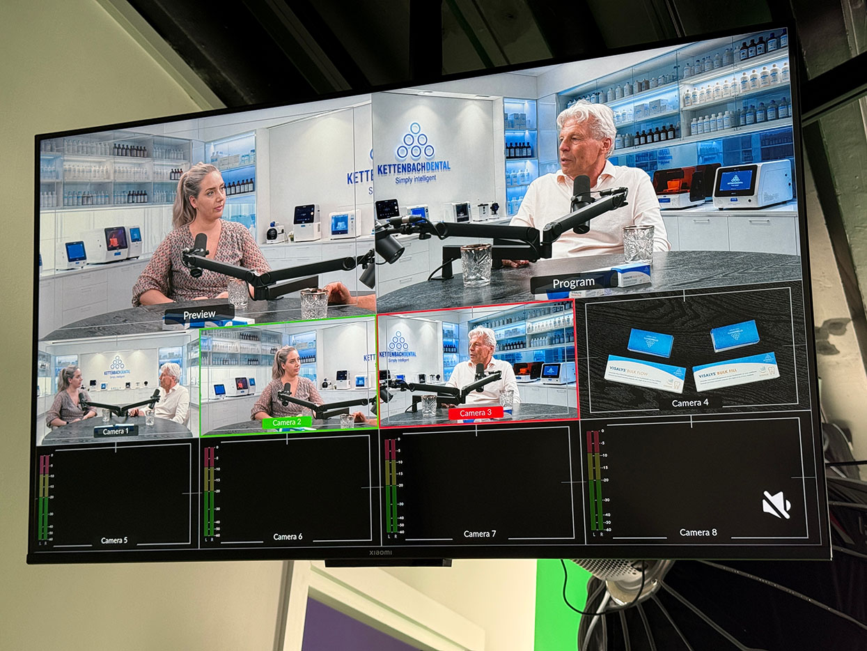 Multiview met preview en program van een podcastopname in een virtuele studioset, plus vier camerastandpunten en een productshot.