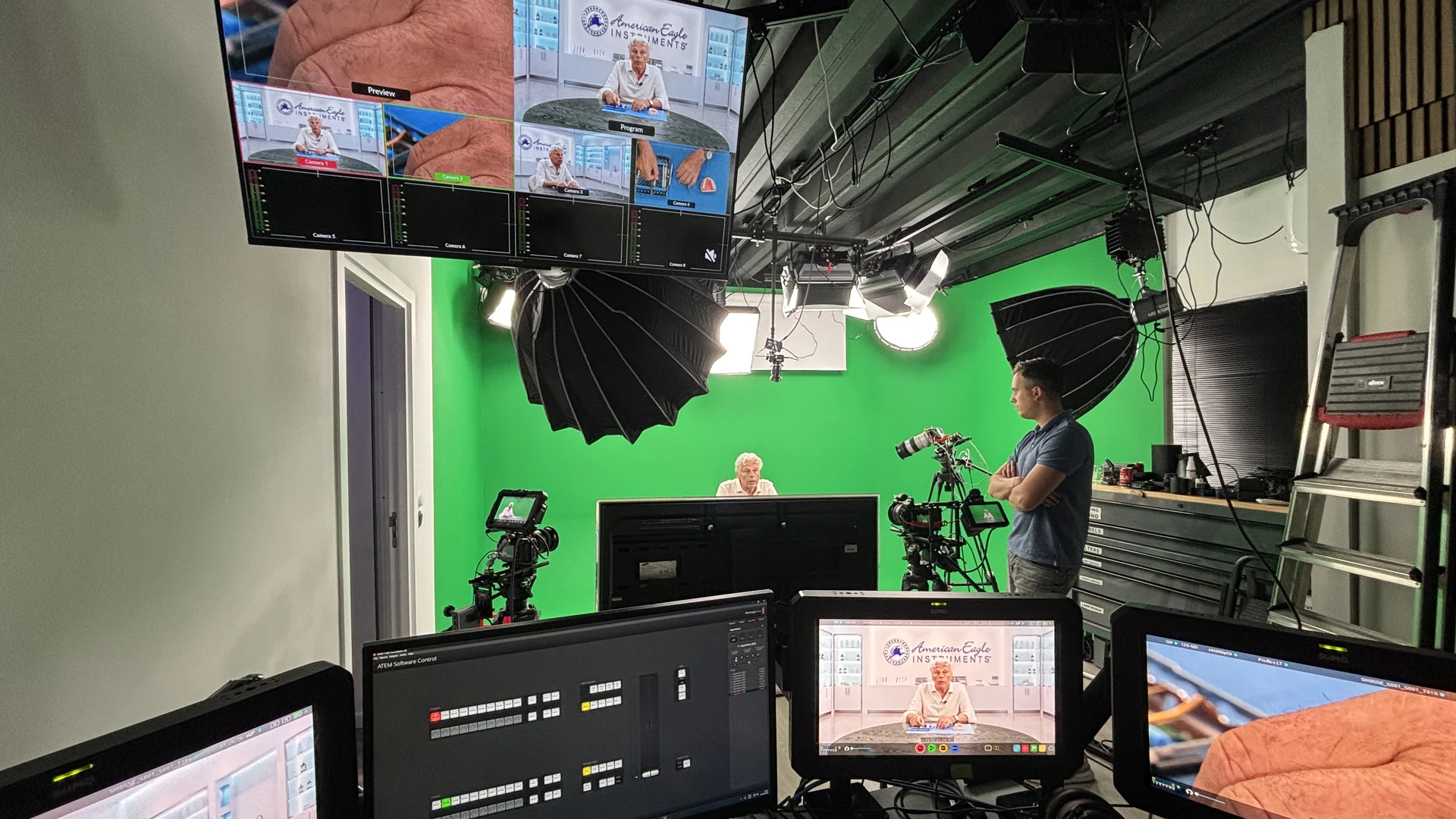 Greenscreenstudio met verlichting, regietafel en een virtuele omgeving op het monitorscherm